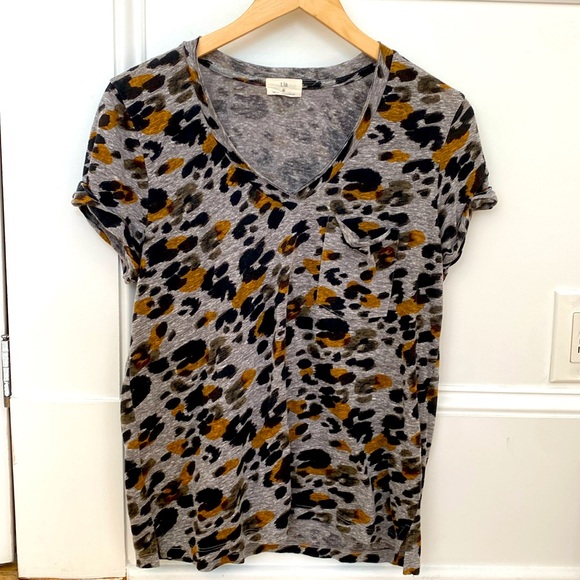 Anthropologie t.la Tee Shirt Size Medium Animal Print with V-neck and pocket - Picture 3 of 8
